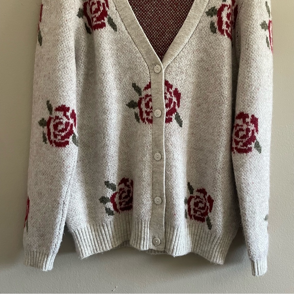Cleo Oatmeal V Neck Rose Patterned Boxy Cardigan - Size Large Like New - Picture 8 of 16
